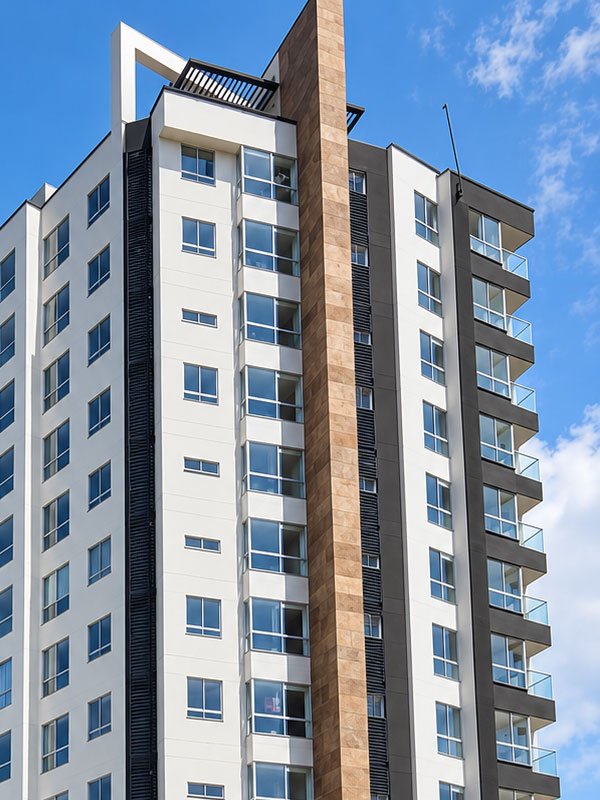 Proyecto Centriko en Manizales, Caldas: ventanería, fachada y vidrio templado instalados por Crealum, foto 2