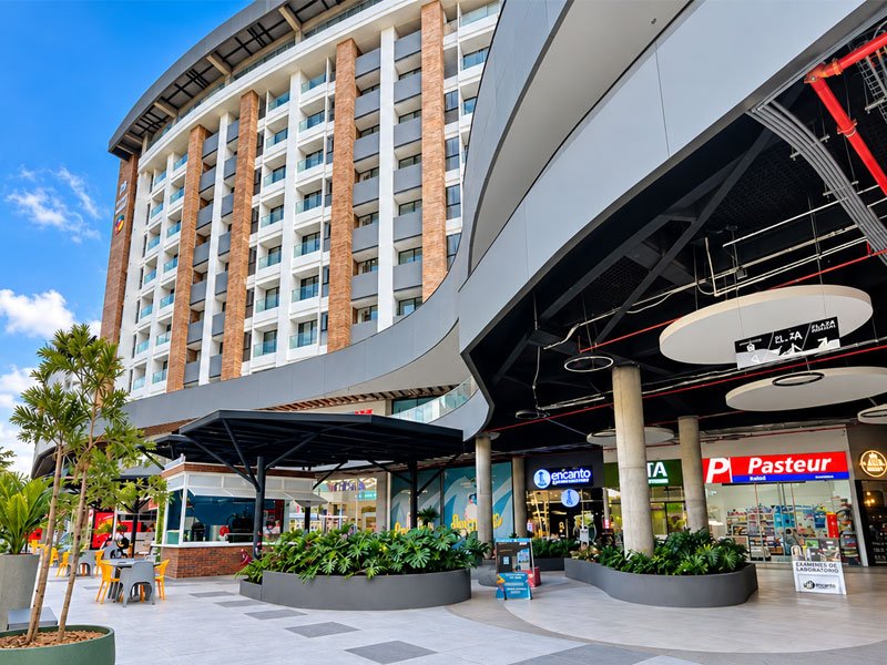 Proyecto Cerritos Mall en Pereira, Risaralda: ventanería, fachada y vidrio templado instalados por Crealum, foto 1