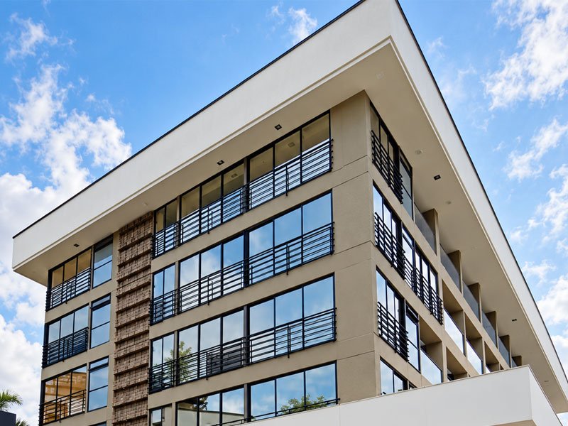 Proyecto Epic Suite en Pereira, Risaralda: ventanería, fachada y vidrio templado instalados por Crealum, foto 3