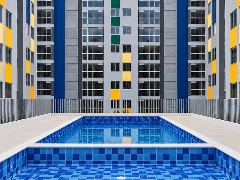 Torres de apartamentos con piscina y ventanería en aluminio