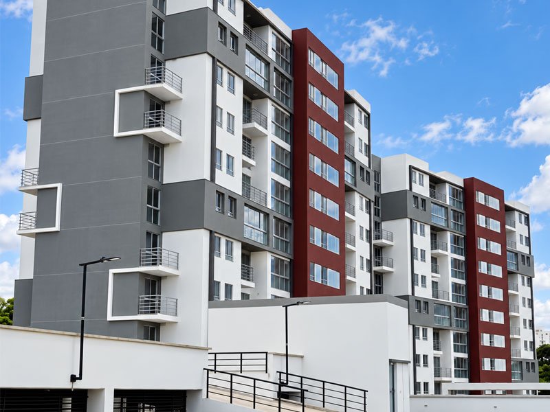 Edificio de apartamentos con fachada en gris y rojo