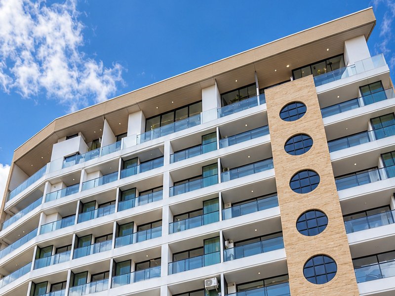 Edificio de apartamentos con balcones en vidrio